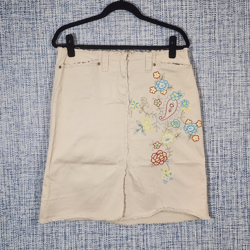 Jones Wear Jeans Cream Skirt With Floral Embroidery 10